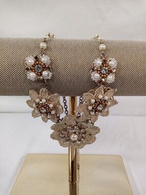 Vintage-Style Floral Bib Statement Necklace 20 inches